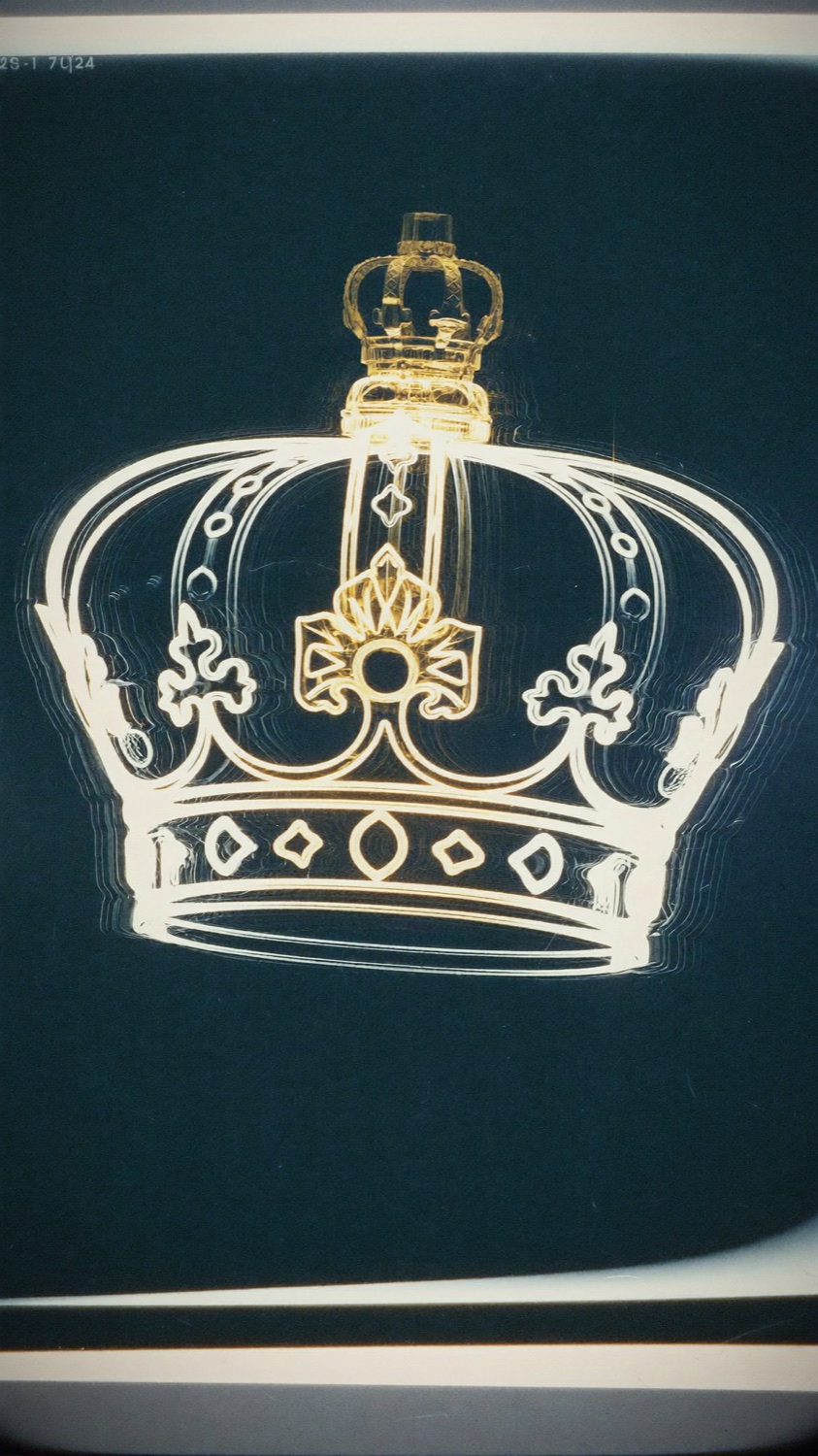 Couronne royale dorée tracée à l'encre sur fond bleu nuit
