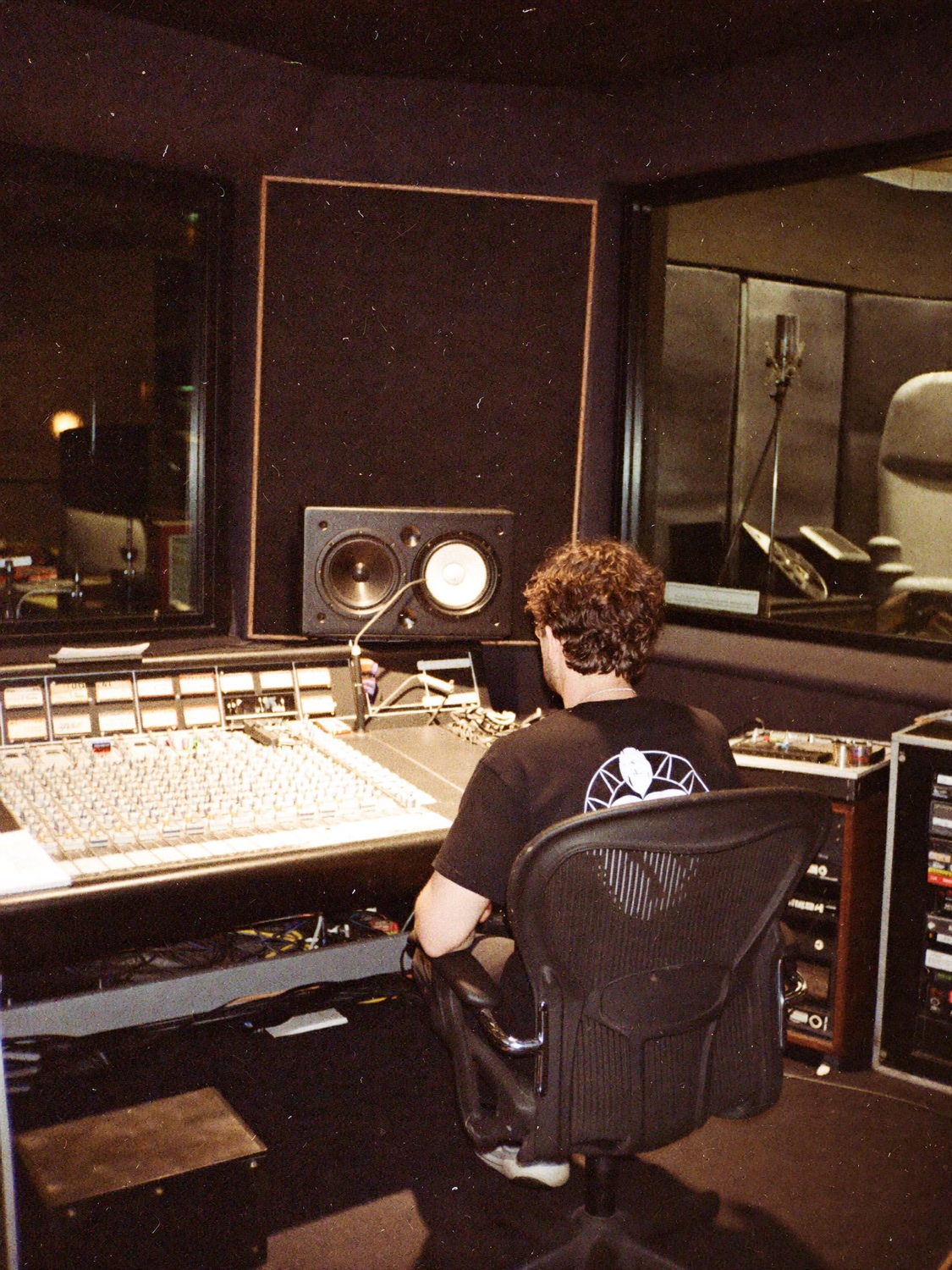 Studio de musique, ingénieur du son de dos devant une console